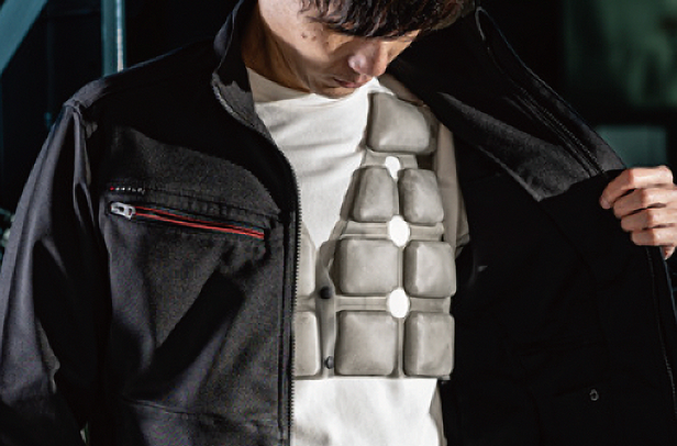 魔氷ボディアーマーを服の下に着用する様子