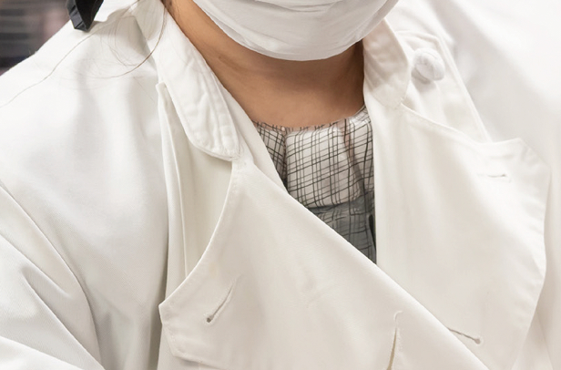 魔氷ケープを服の中で着用する様子